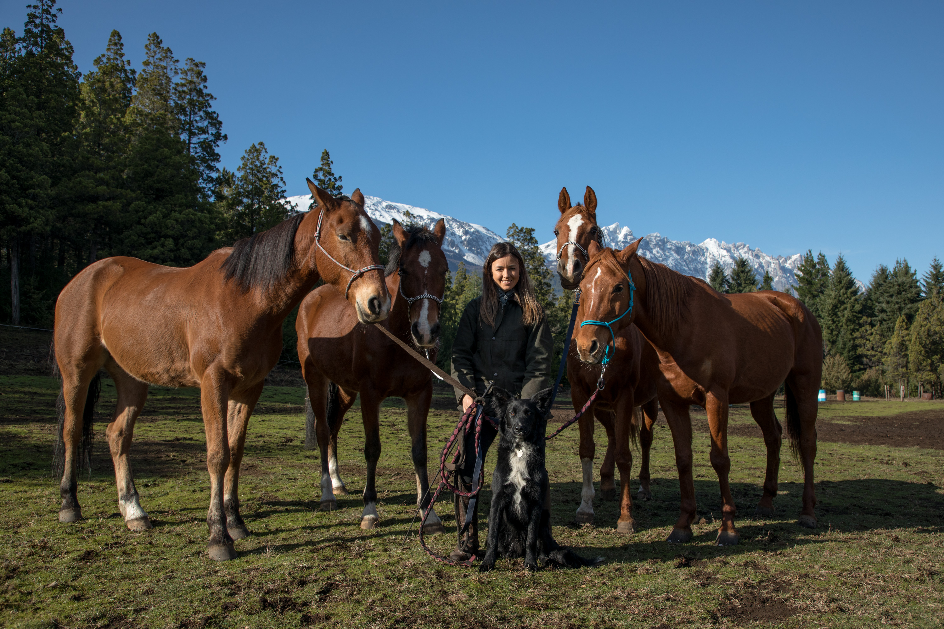 Ailin Wegrzyn junto a caballos